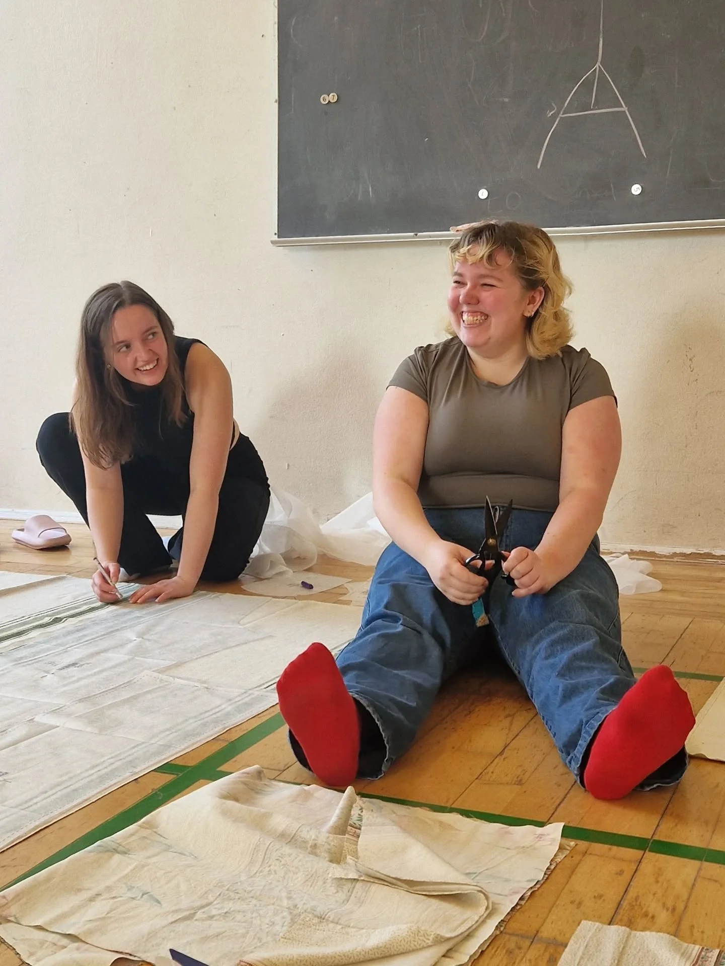 Tekstil har v&aelig;ret p&aring; gulvet i dag! 🙌

Eleverne er i gang med at sy t&oslash;j fra bunden, og der er brug for rigeligt med plads, n&aring;r m&oslash;nstrene skal l&aelig;gges op, og stoffet skal klippes ✂️🪡

#l&oslash;gumklosterh&oslash;