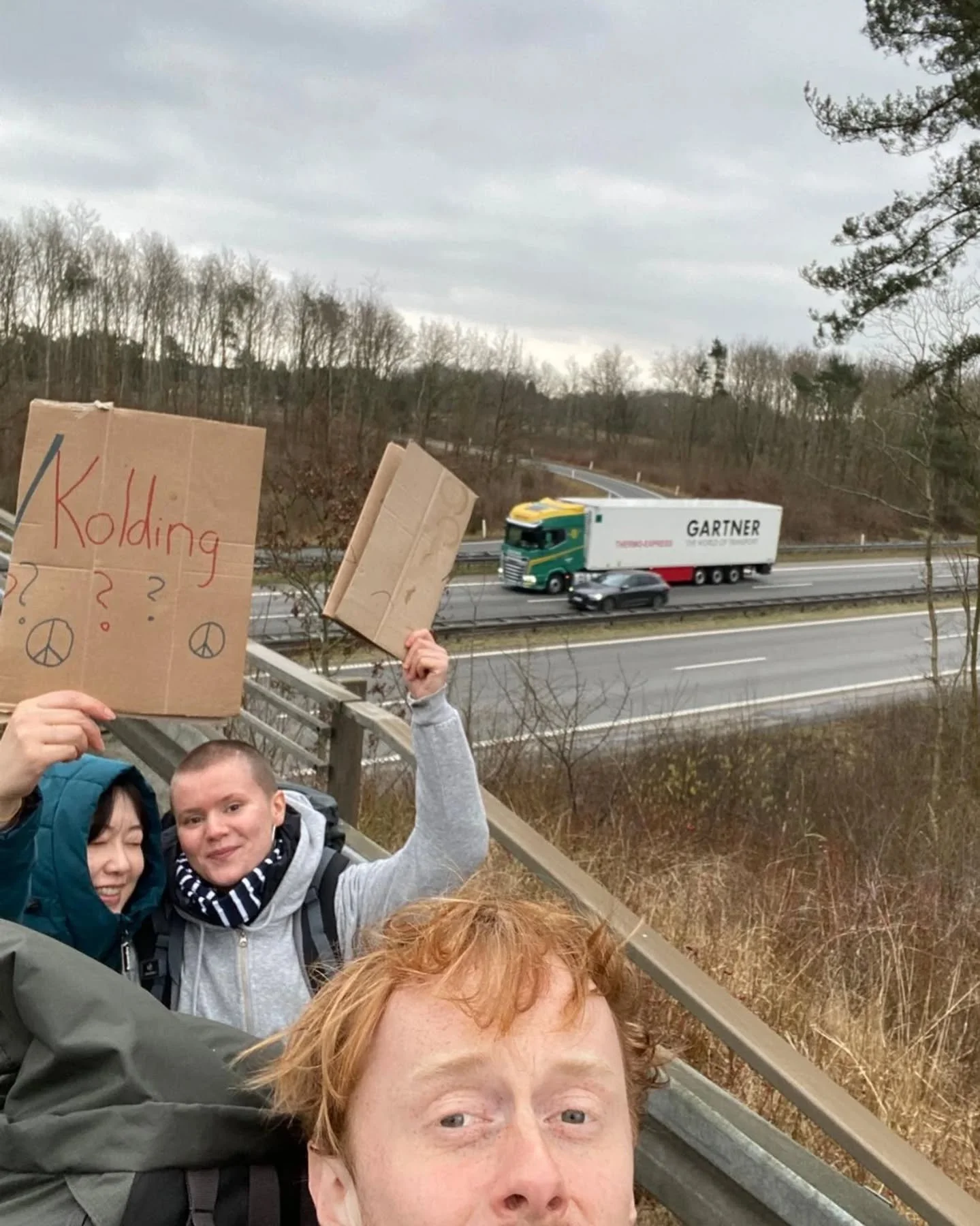 Blaffetur til Grundtvigs H&oslash;jskole 👍🚗

I sidste uge kastede vores elever sig ud i et vaske&aelig;gte eventyr: De skulle nemlig blaffe hele vejen fra L&oslash;gumkloster til Hiller&oslash;d for at tilbringe to fede dage p&aring; @grundtvigshoj