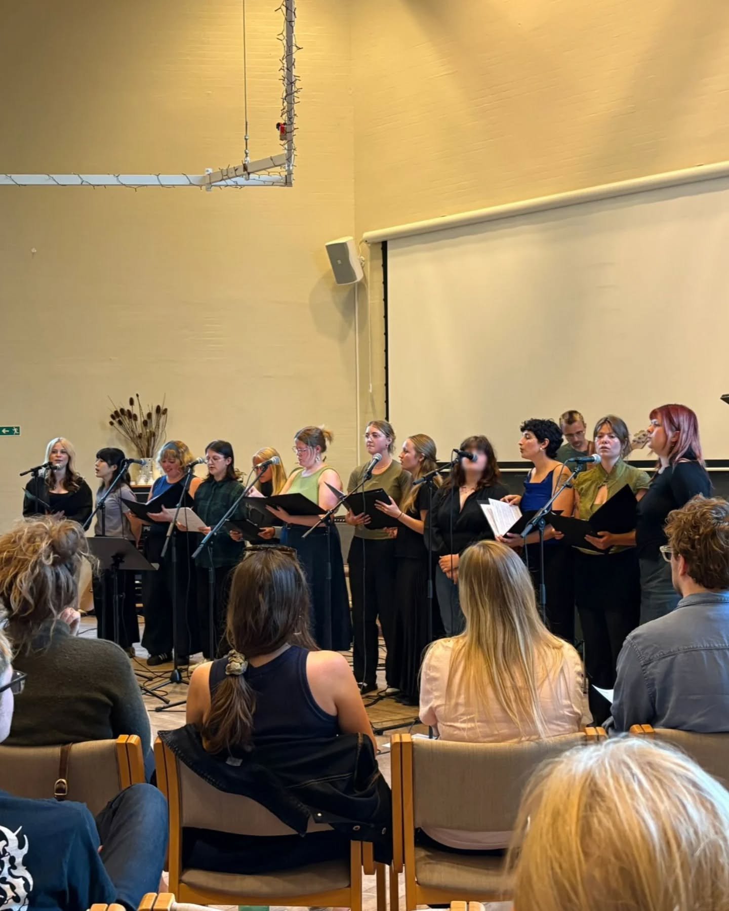 Nordens Lyd koncert 🌌🎶

Tirsdag aften inviterede vores musik-, sang- og korfag indenfor til et brag af en koncert under temaet &lsquo;Nordens Lyd&rsquo;.

Her blev der spillet og sunget musik fra de nordiske lande &ndash; fra gamle folkeviser og h&