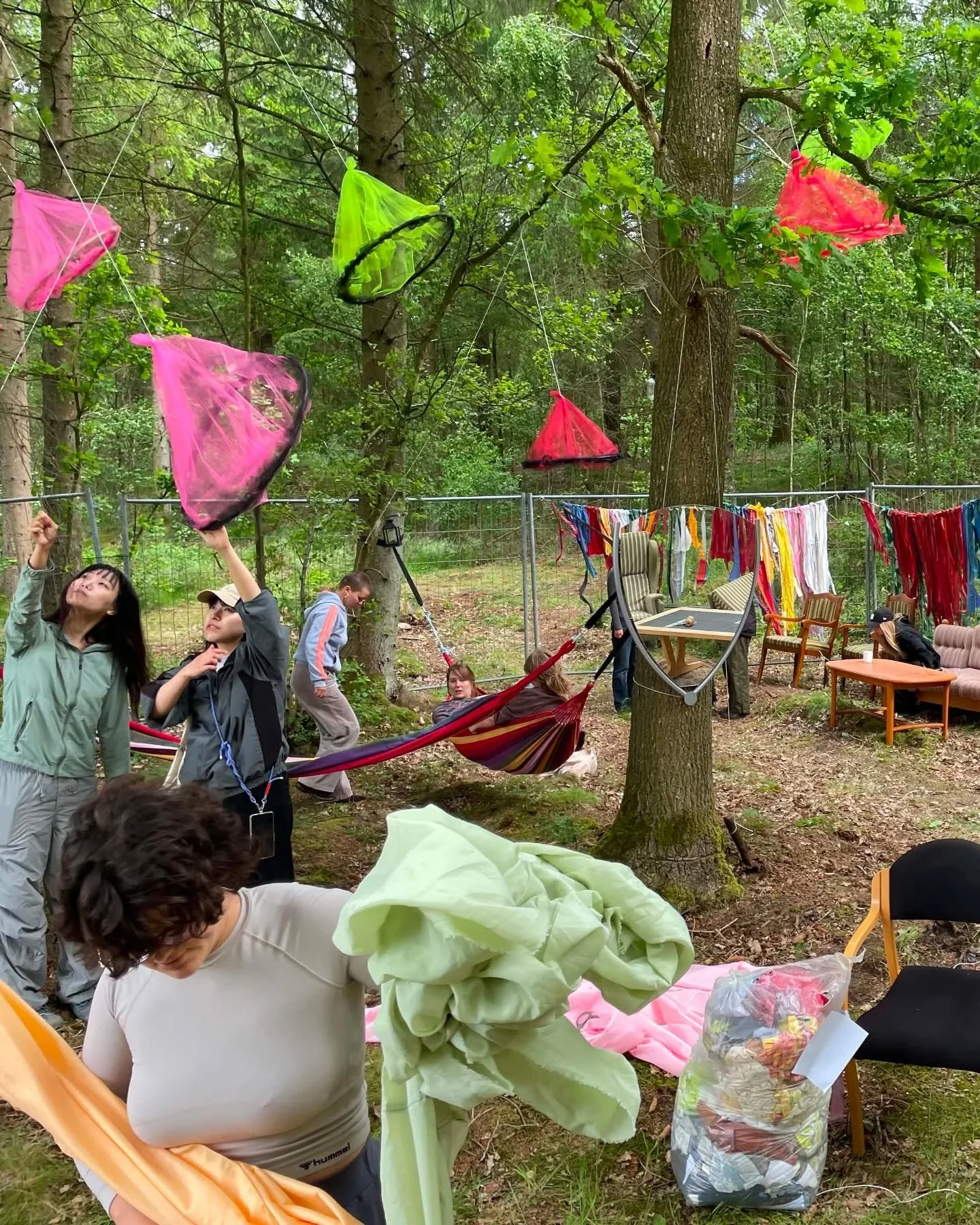 Mellem Tr&aelig;erne Festival i L&oslash;gumkloster starter i morgen, og vi har knoklet hele ugen for at g&oslash;re omr&aring;det omkring festivalpladsen s&aring; l&aelig;kkert og indbydende som muligt 🌳🌞🎉

Vi har v&aelig;ret hele processen igenn