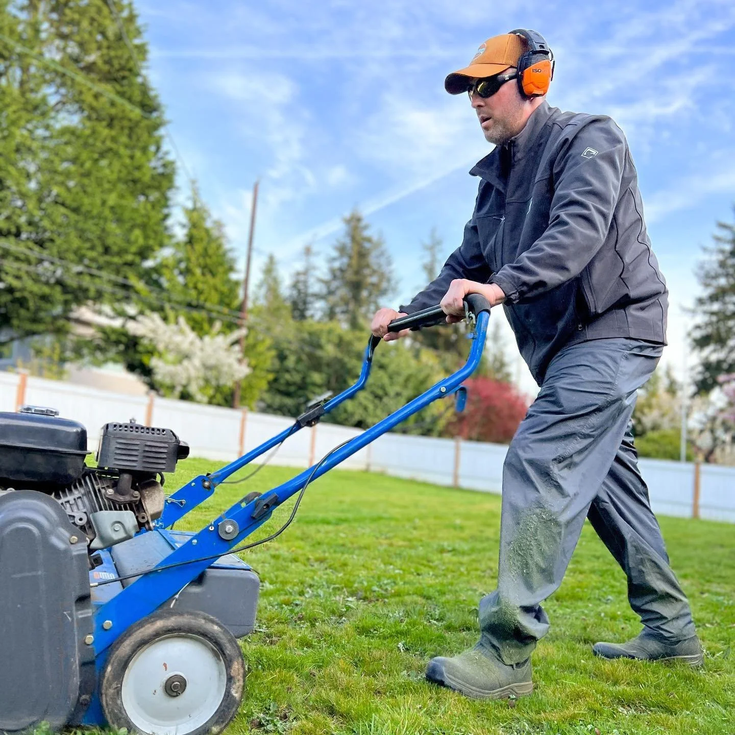 Getting those #ballardseattle lawns ready for the summer season ✅ ☀️ 😎 
.
.
.
.
#seattlesmallbusiness #crownhill #propertymaintenance #seattlehomes #lawncare #ballardpropertymaintenance
