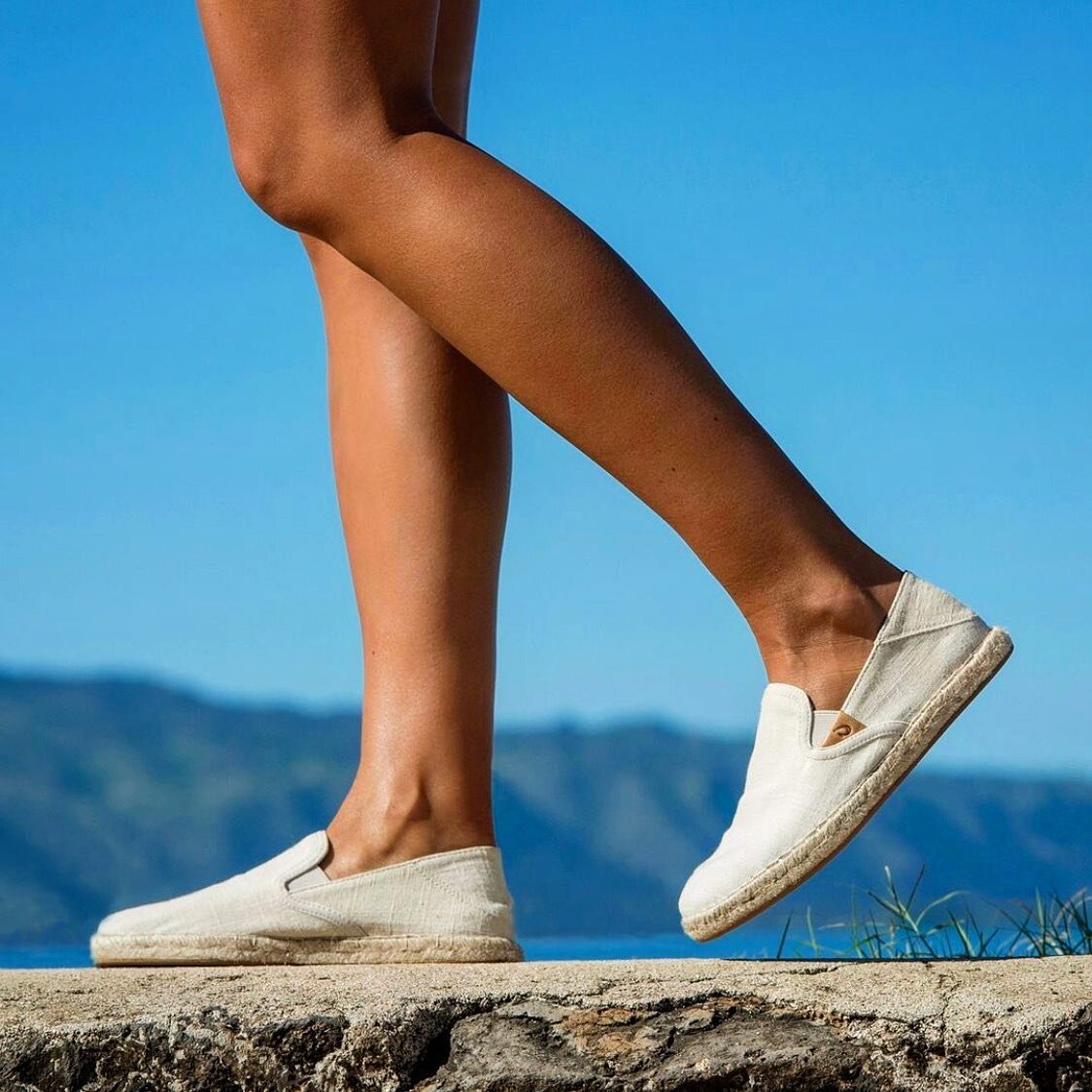 Hey Ladies!  Check out the new Espadrille from @olukai ....it makes the perfect shoe for that casual outing!  Check us out at www.globalgifting.com for more info! 
#olukai #espadrille #gift #gifting #giftexperience #virtualgifting #eventprofs #meetin