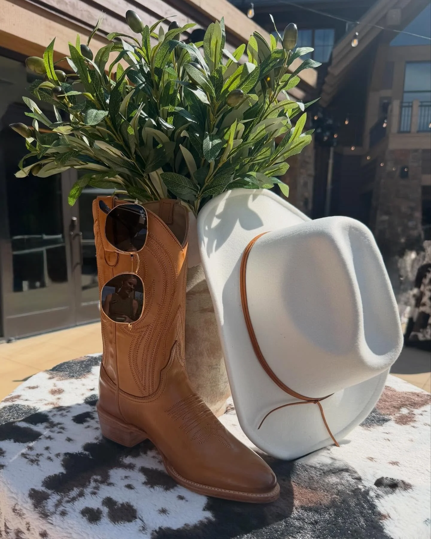 Classic never goes out of style. 🤠✨ Pair iconic Ray-Ban sunglasses with premium accessories for a gift that&rsquo;s equal parts timeless and unforgettable. 

#glabalgifting #unforgettable #premiumstyle #rayban #corporategifting #luxurygifting