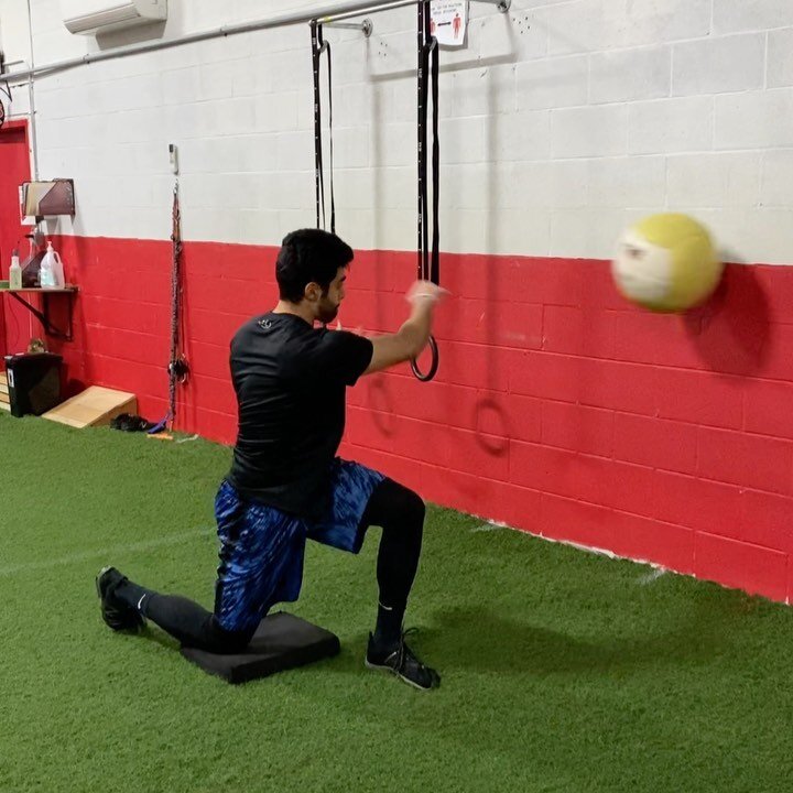Building Rotational Power ⚾️🚀🚀 Being able to develop maximal force quickly in the transverse or rotational plane is essential for rotational sports like baseball, golf, tennis etc...Using medballs is a great way to develop real power and create car