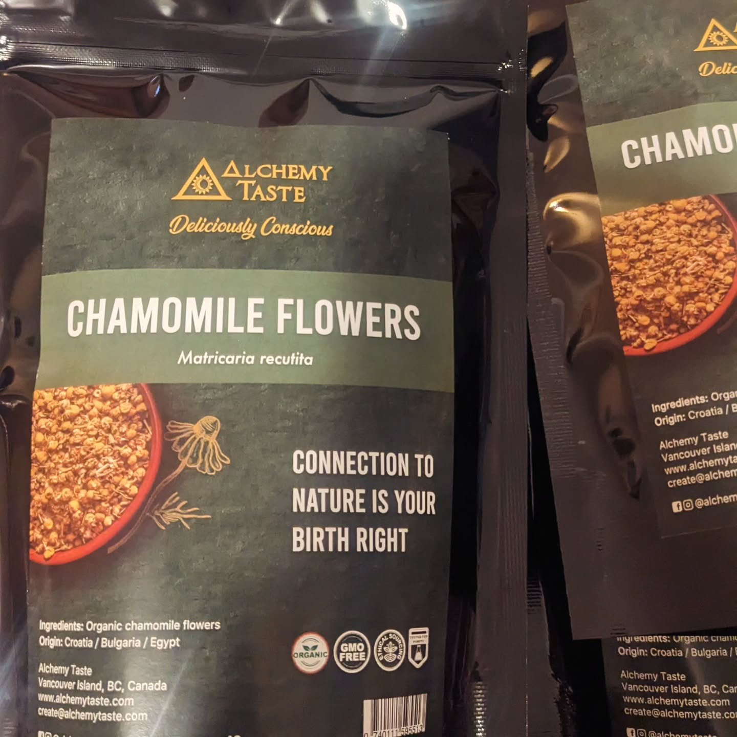 🌼 Chamomile &mdash; Calm is a Discipline

True calm isn&rsquo;t passive &mdash; it&rsquo;s power under control.
Chamomile teaches this. 🌿

Known for centuries as a natural relaxant, organic chamomile flowers help ease stress, support digestion, red