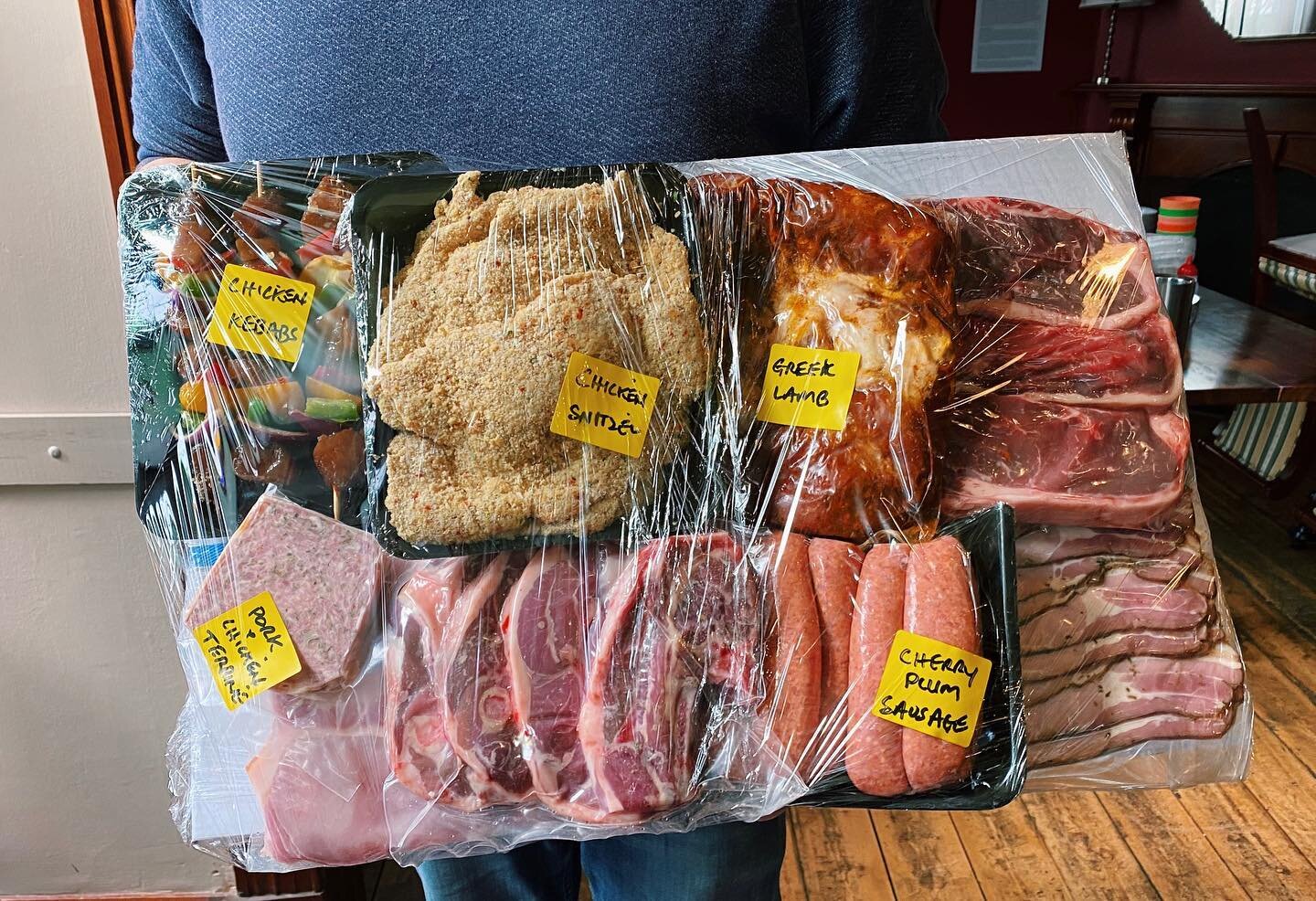 Delicious meat tray donated from Daylesford Meat Co!

Get your tickets for the Friday night raffle! Available to purchase NOW through till 7:30pm! 💻Order online at: thefarmersarms.com.au

#daylesfordmeatco #localssupportinglocals #farmersarmsdaylesf