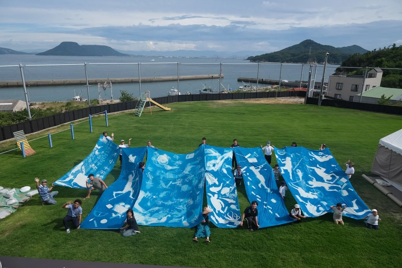 08 大功告成 _ 男木小中學校的綠草坪和一望無際的瀨戶內海 的副本.jpg