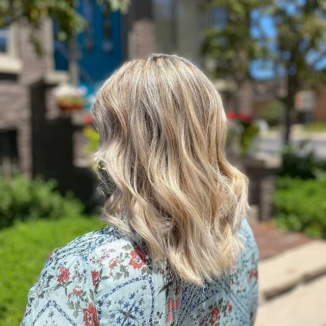 Gorgeous and natural looking blondness 👏💓👏 love, love, love the healthy look of these blonde hairs!  This is one of @wendy_roberts85 girls❤️ but we have a whole entourage of blonde pros at girl Friday!  #girlfridaybloomington #blonde #blondehair #