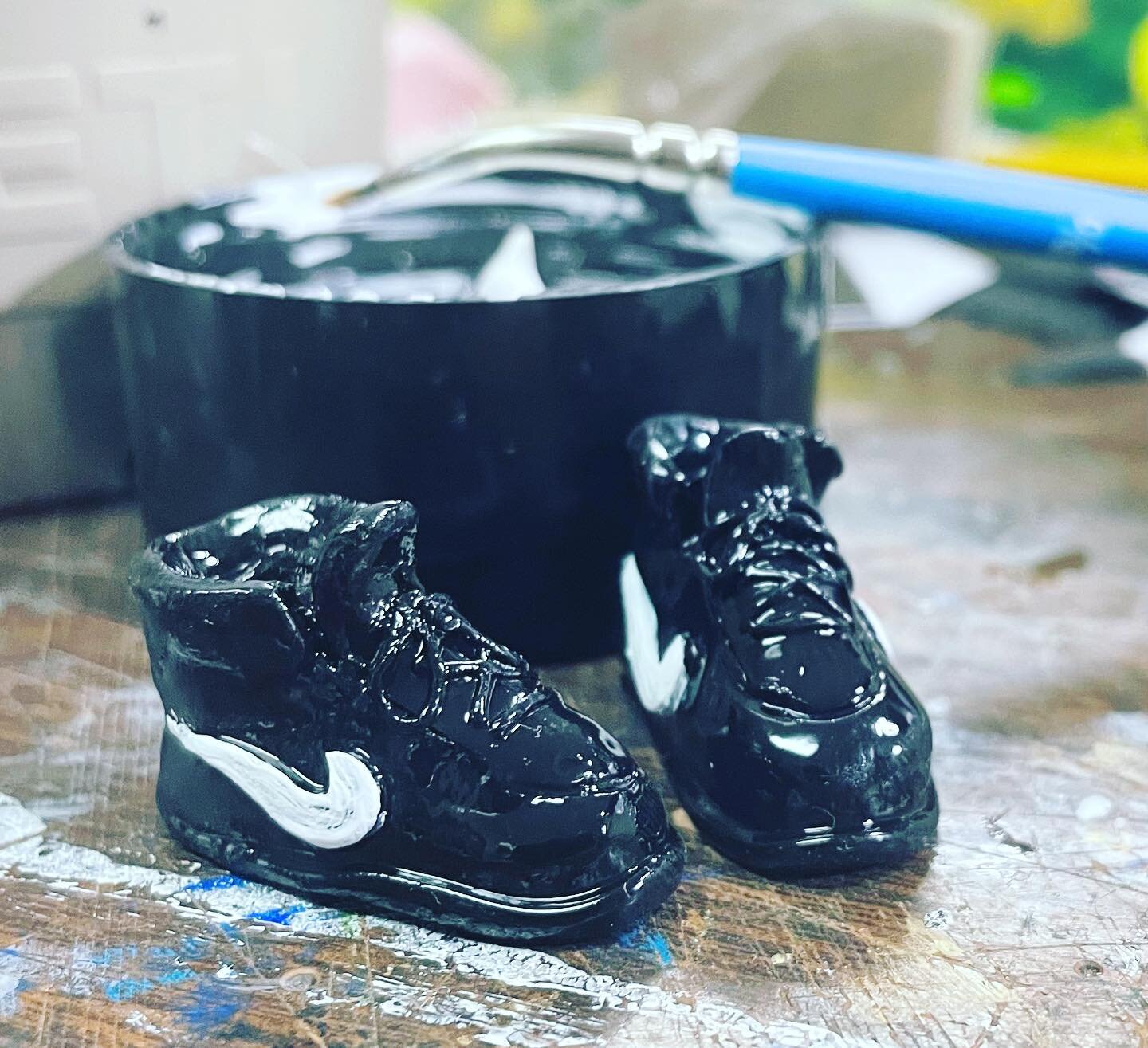 I bet you $20 I know where you got them shoes!

#alltmontsculptures #sculptureswithcaricature #sculpey_official #sculpey_polyform #nike #cleets #nfl #gymshoes #gymshwagg #hightops #alltmontsframing #tinydetails #commissions #commissionedart #uniquesc