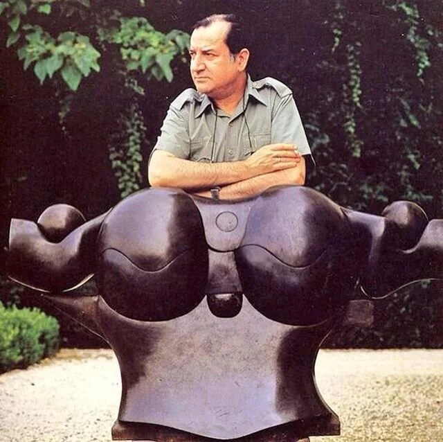 Miguel Ortiz Berrocal. ( Espa&ntilde;a, 1933)
.
Inicia estudios de arquitectura que luego abandonar&aacute; para formarse en la Escuela de Artes y oficios de Madrid. En dicha escuela fue alumno de Angel Ferrant y de Ram&oacute;n Stolz, con el que apr
