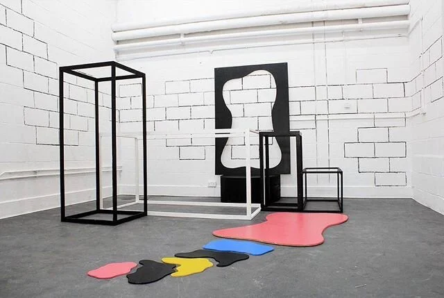 Axel Balazsi. (Suecia, 1993)
_
El trabajo de Axel est&aacute; basado en la noci&oacute;n de dise&ntilde;o a nivel material, conceptual e ideol&oacute;gico, que  gobiernan la vida cotidiana. 
_
El artista aprovecha la comunicaci&oacute;n visual, los s