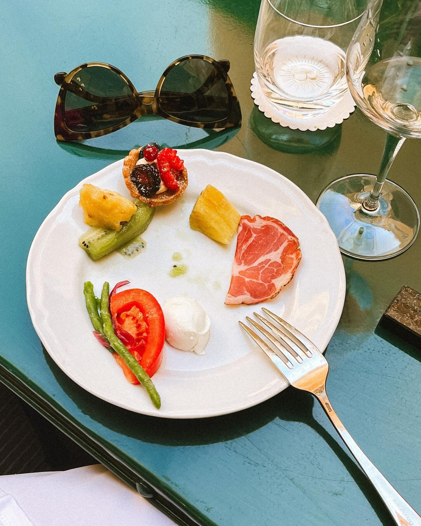 Account of a perfect, sunny Sunday in the beginning of February.

Beautiful brunch by @sanbaylonroma at @palazzoripettarome.

#romanity #sundaybrunch #wheninrome