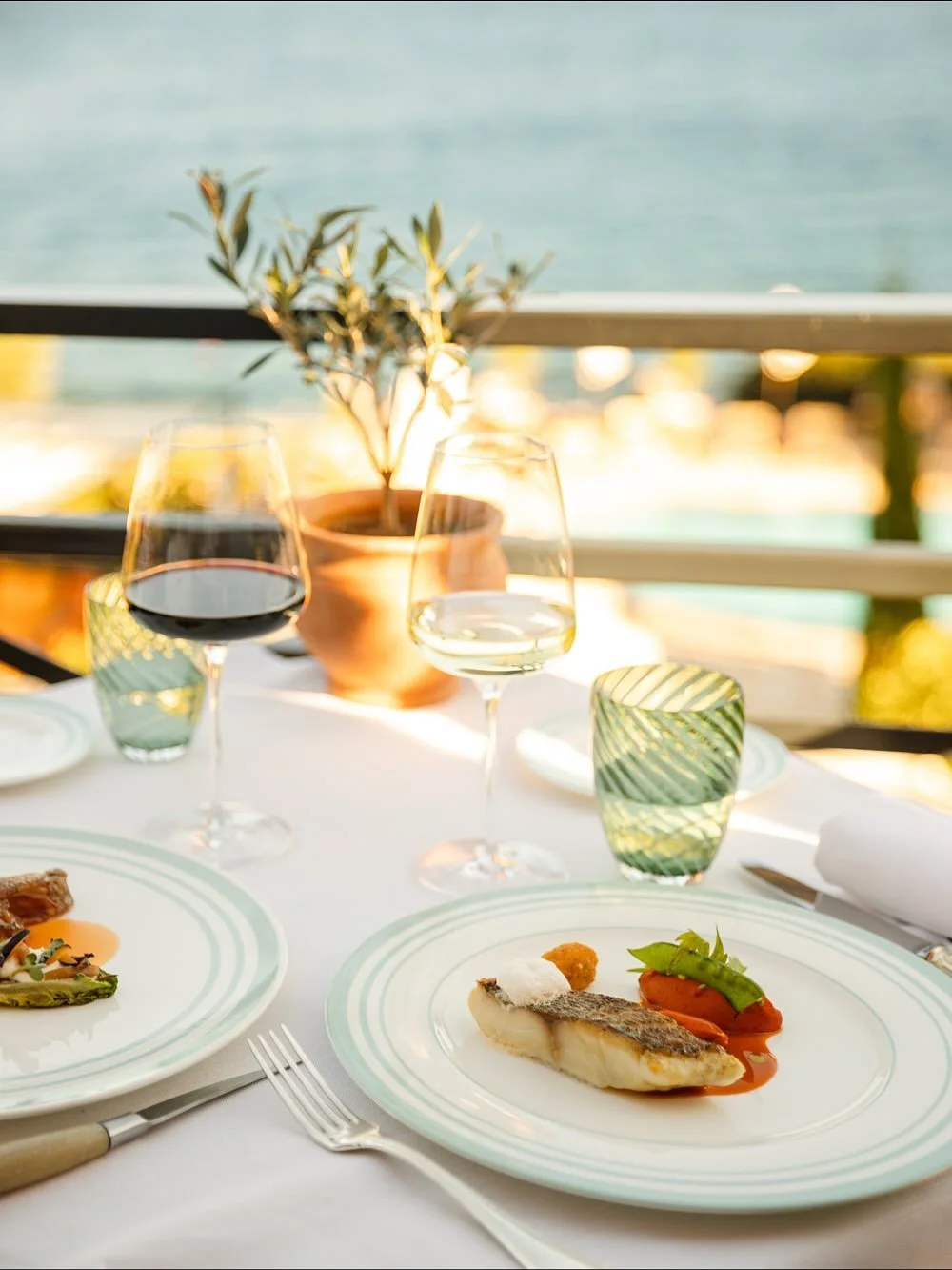 A few of my favorite snaps from our lady photoshoot at the iconic @hotelilpellicano in Porto Ercole, at the silver coast of Tuscany. 

It was an absolute delight to photograph the restaurants of Hotel Il Pellicano. Grazie mille @marielouisescio and t