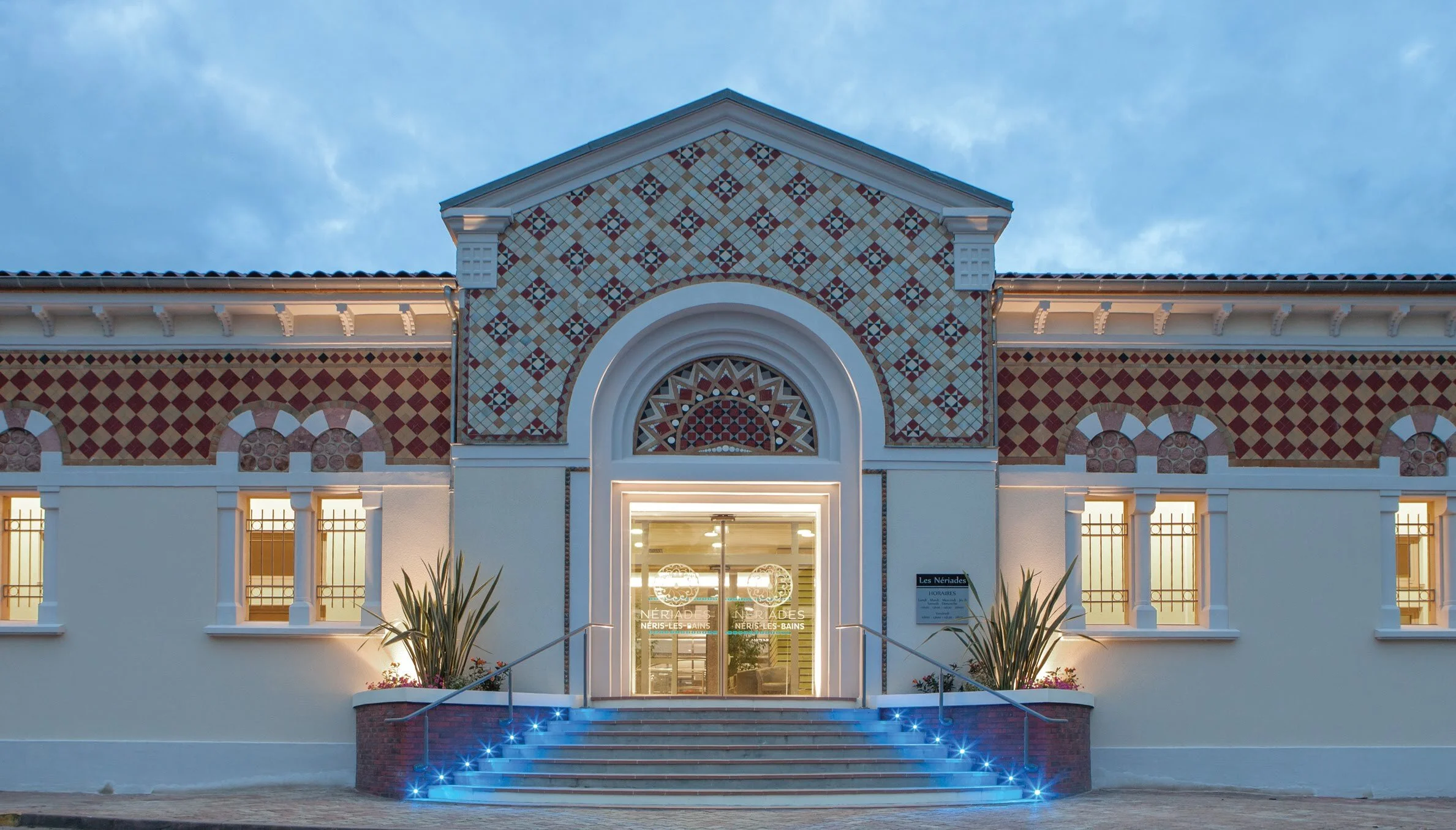 Thermen van Néris-Les- Bains.Op een half uur rijden heb je de keuze uit  drie kuuroorden: de thermen van Néris-Les- Bains (gebouwd op de fundamenten van oude Romeinse baden), Châteauneuf-Les-Bains en Évaux-les-Bains.