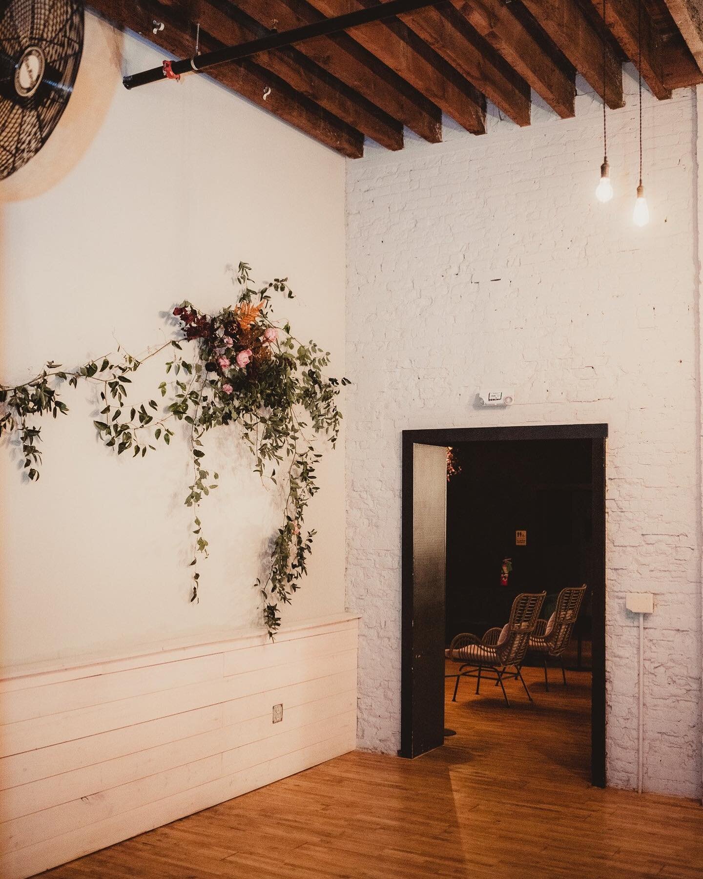 This December wedding had gorgeous florals at every turn! Bleached ruscus &amp; fern, dried fan palm, rust dried baby eucalyptus, dried dollar leaves, toffee roses, terra-cotta carnations, white ranunculus + more 🌿 Excited to share this gallery on o