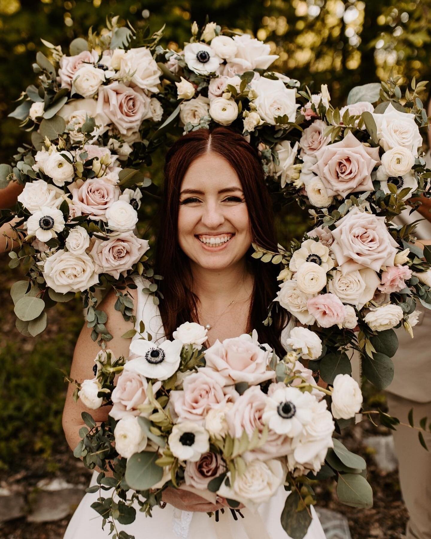 White open cut roses, sand roses, blush lisanthius, white ranunculus, anemones, ruscus, dollar eucalyptus and gunni eucalyptus 🌿🤩 Another gorgeous spring wedding at The Lageret!⁣
⁣
📸 @dstichertphotography⁣
Planning: @whitetailevents⁣
Floral: @flor