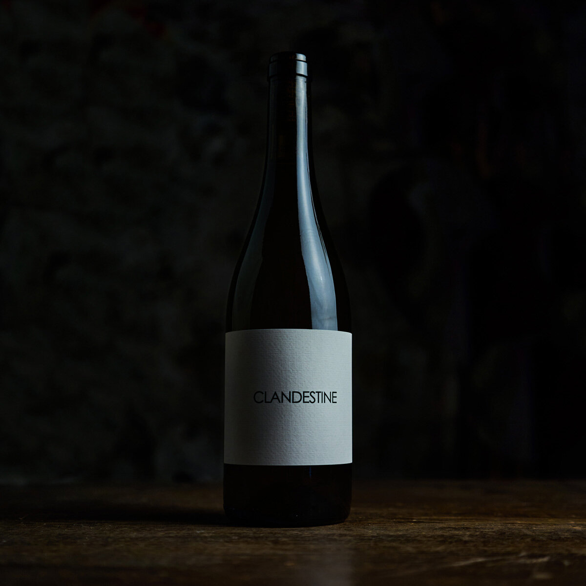 CLANDESTINE - Blanc 100% Macabeu6 mois d'élevage en fûtParcelle: Le Pilou13%.volRouge100 % Lladoner Pelut6 mois d'élevage en fûtParcelle: Mont Py14.5%.volRosé 100% Lladoner PelutÉlevage en cuveParcelles: Les Biallasses, La Prade14%.vol