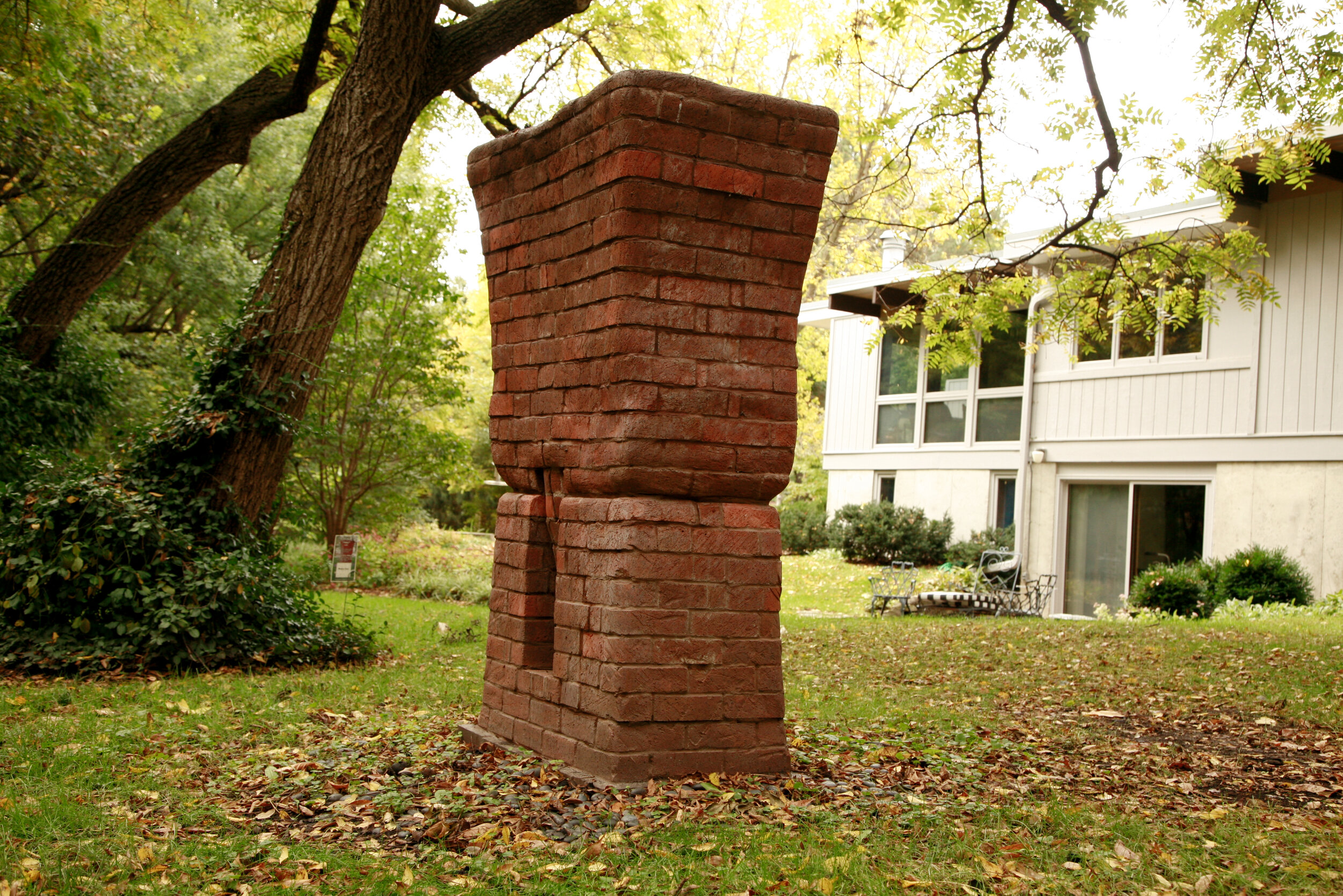 Yoke sculpted column of carved brick