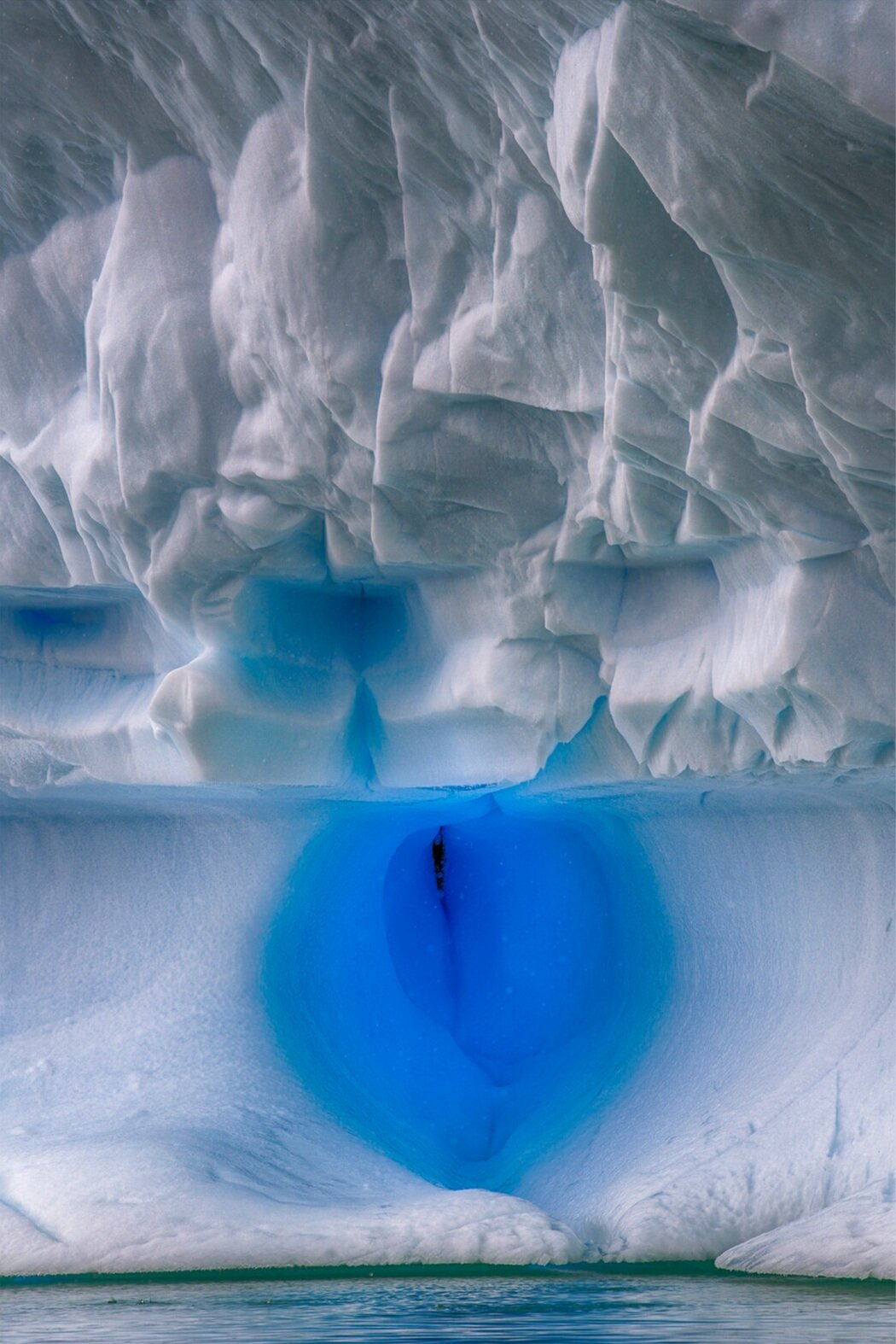 Sensual berg - Antarctica 40x60
