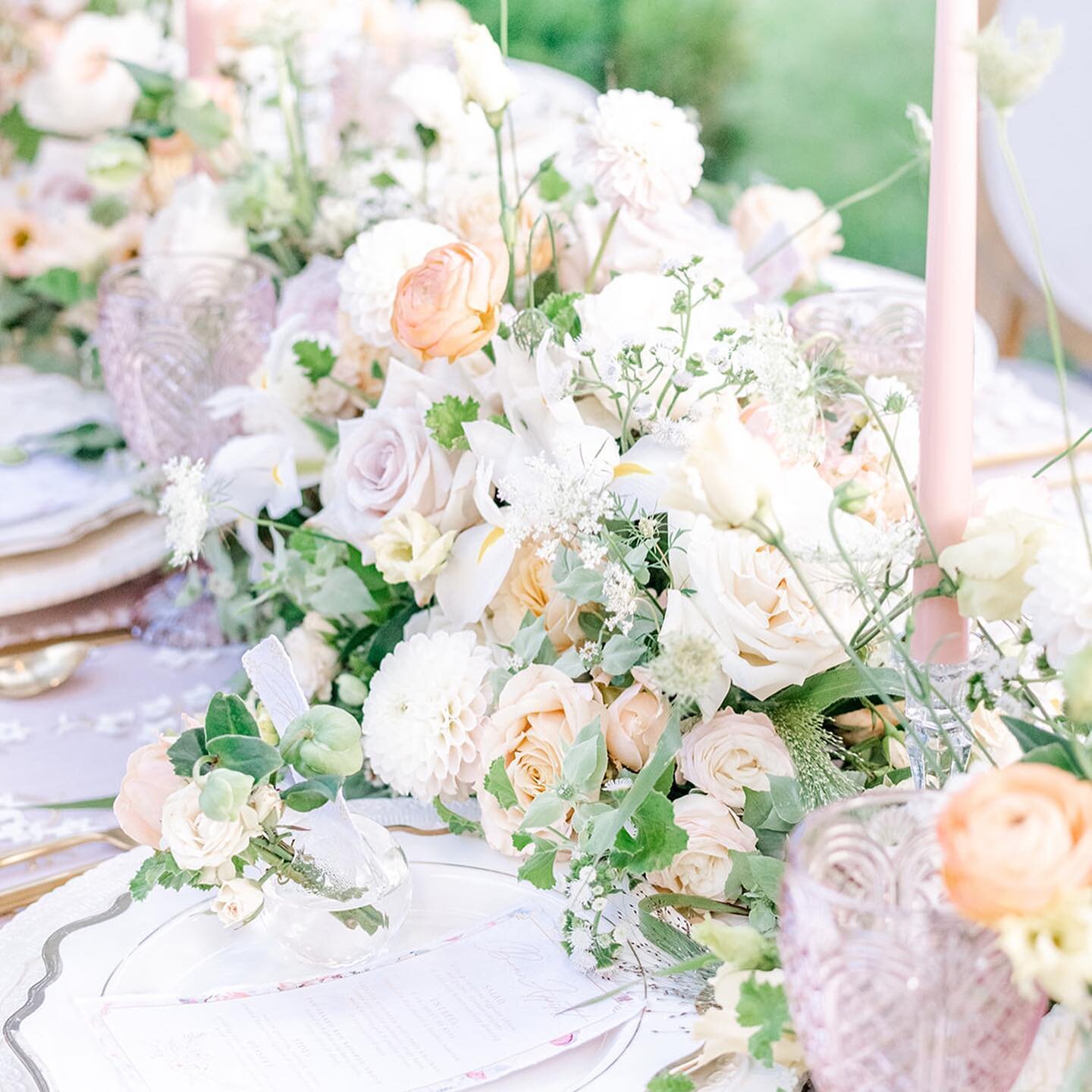 Swooning over these gorgeous shots by @deborahannphotography of our table scape at the SSAA shoot crawl @parkchateau ! This table was a true fantasy, I wish I could eat here every day! Linens from @nuagedesignsinc gorgeous table top rentals from @lov