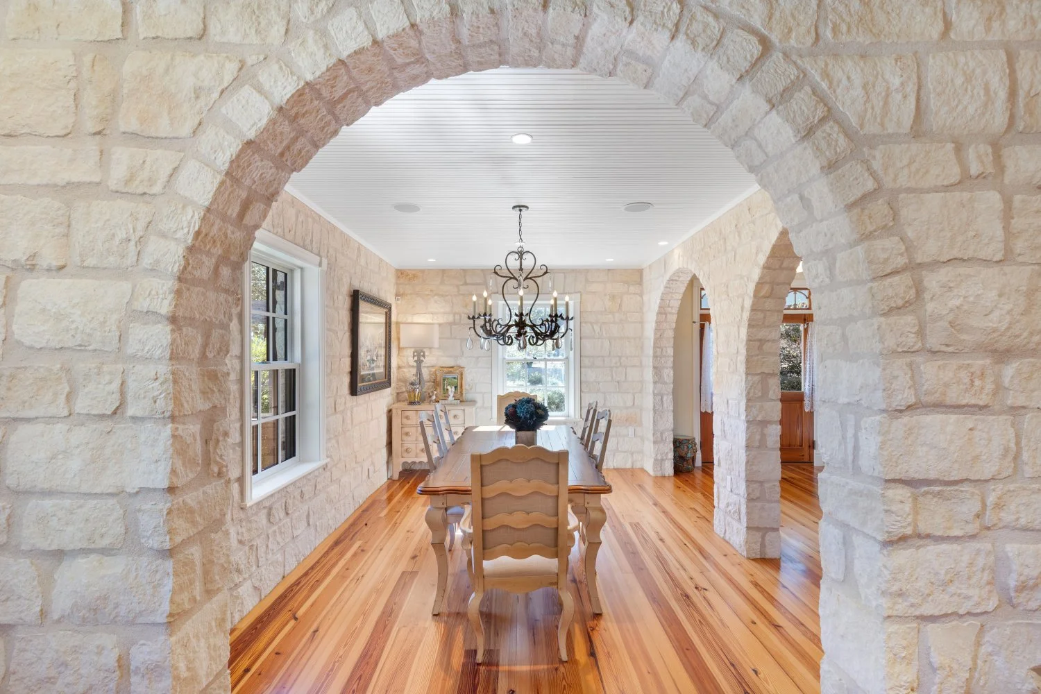 DINING 01 IMG_2250.jpeg