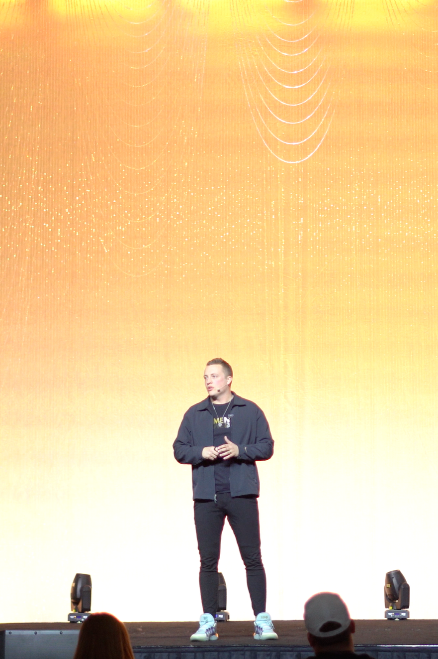 Jenz Bunnell speaking on stage
