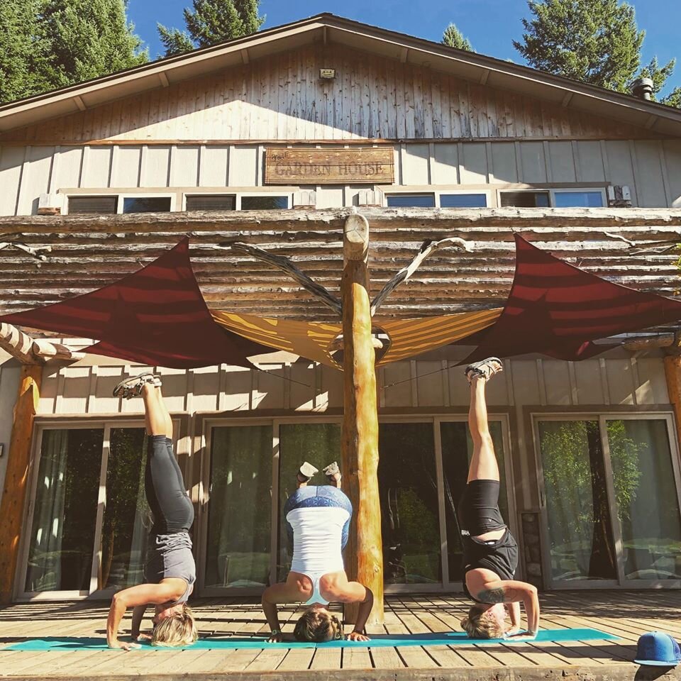 Nates_Rogue_Adventures_Yogis_In_Paradise_Lodge_Headstand.jpg