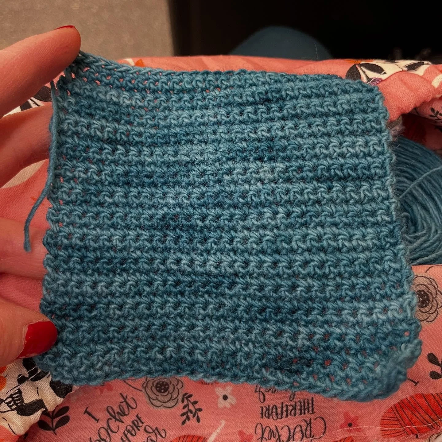 Oh hi. I&rsquo;m still here, still making stuff. Just finished this wee swatch for a test for @haleyhandcrafted while I wait for my connecting train. Ok see yall later! 😆
&bull;
&bull;
&bull;
&bull;
#haleyhandcrafted #crochetpatterntester #crochetis