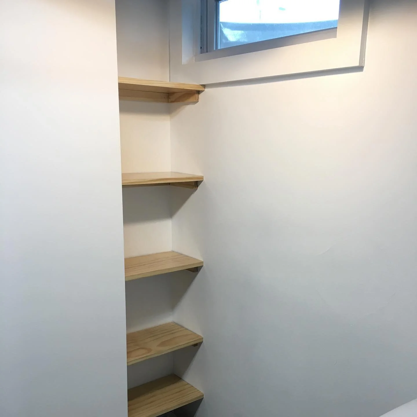 These simple 5 shelves took WAY longer than I anticipated.
🪚
We wanted to organize the laundry room with added shelving so I picked up some select pine from @loweshomeimprovement.
🪚
I used @Minwaxusa natural stain then Minwax Polycrylic protective 