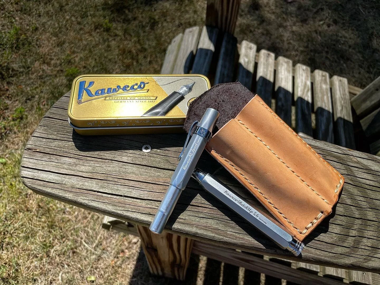 It&rsquo;s been a looong time since I&rsquo;ve posted.
🖋
How are y&rsquo;all?
🖋
This recent little leather project gave me the motivation to login and share. A close friend of mine just changed engineering jobs and is moving to the other side of th