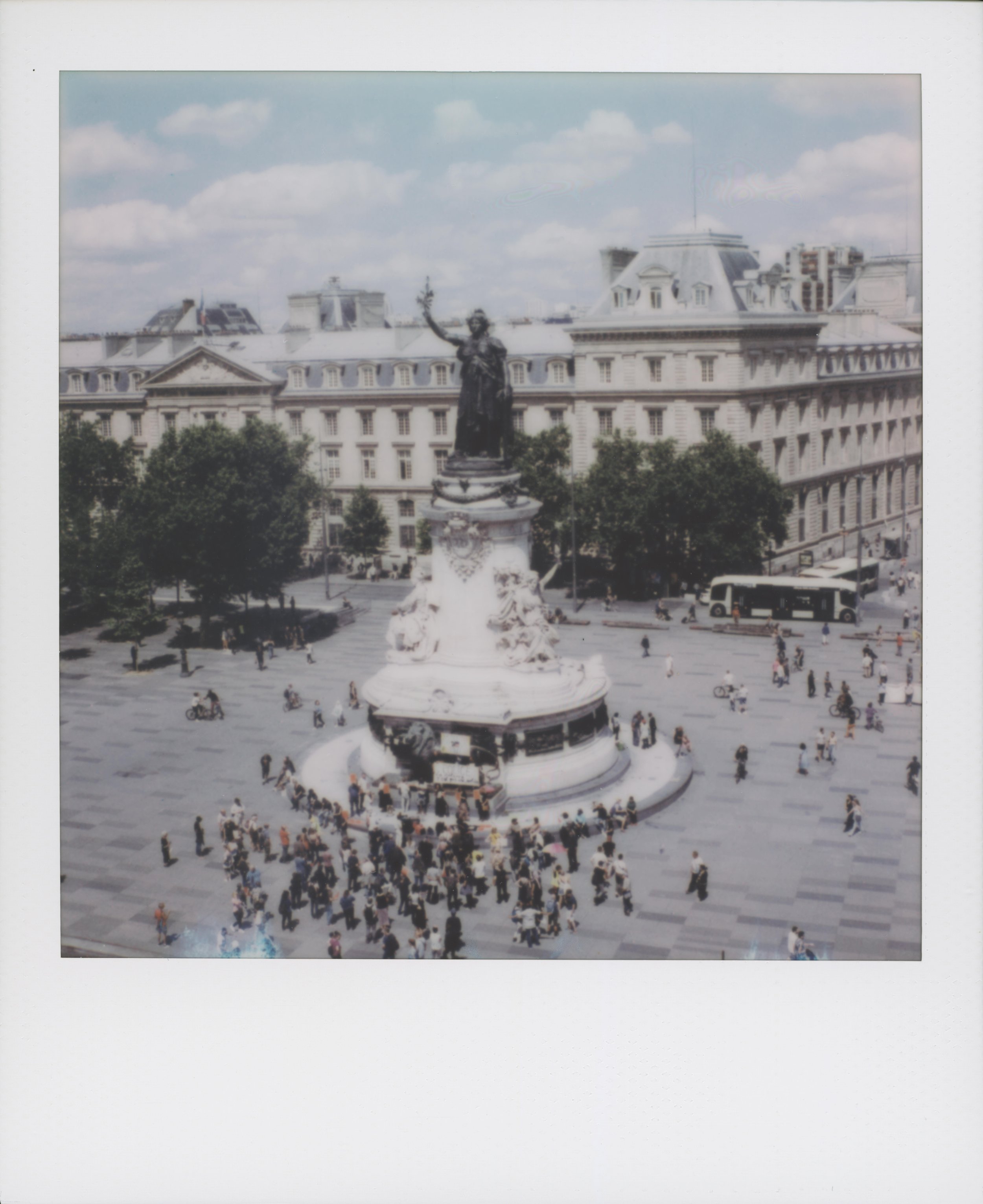 Place de la République: disassembling