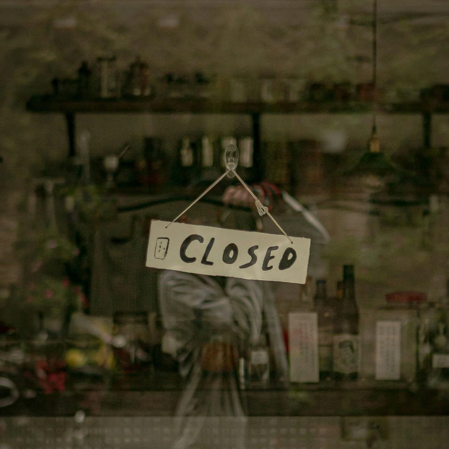 a sign in a shop window saying closed