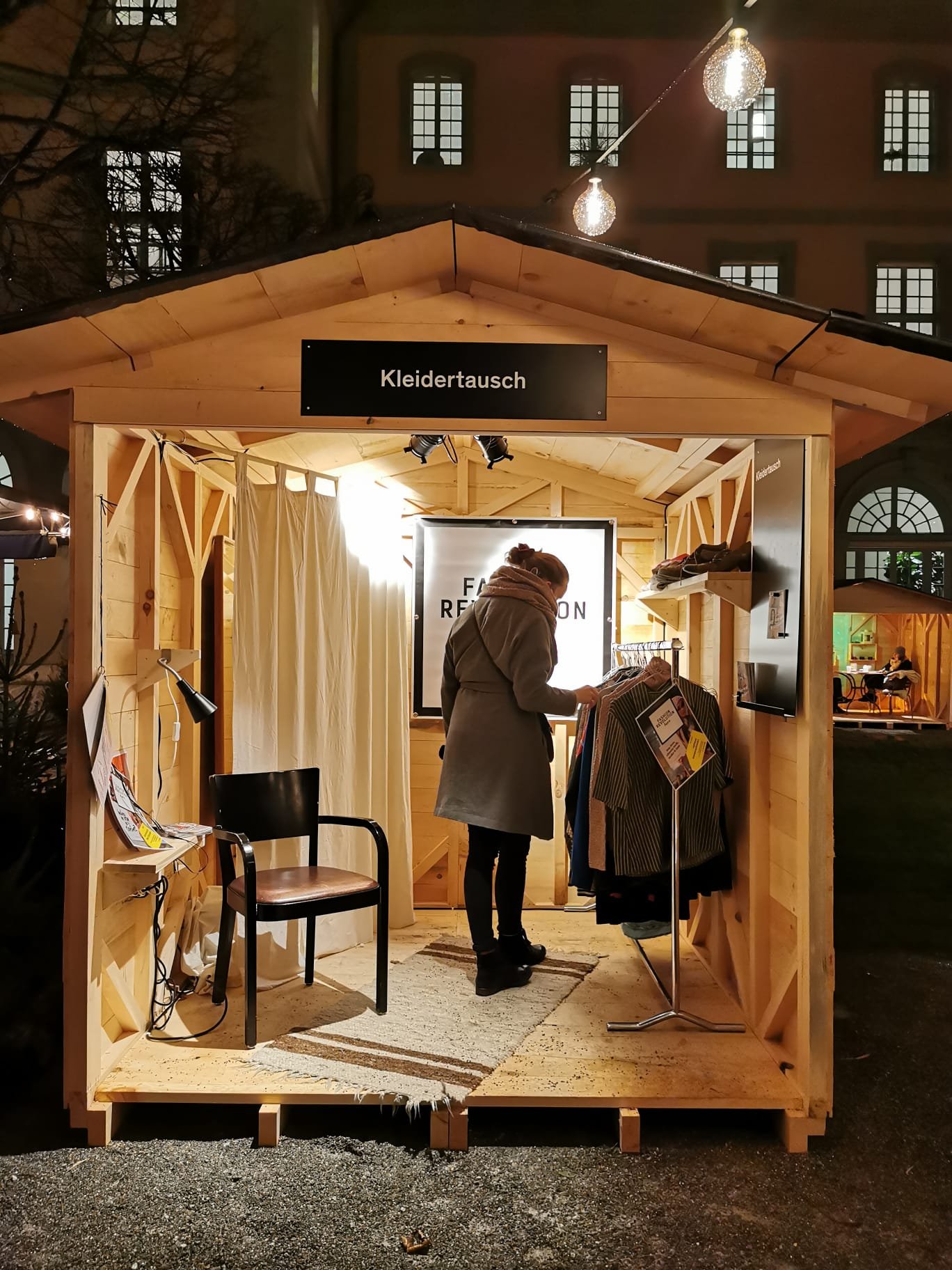 Offener Kleiderschrank auf dem Wintermarkt in der Stadtoase Bern / Dez 2021 