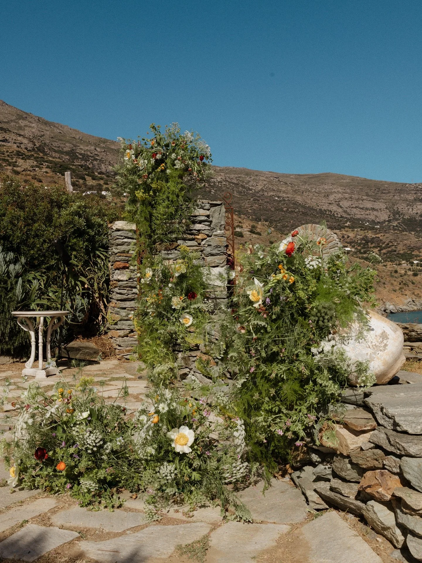 Less an arrangement, more a conversation with the island. 🌾
We worked with what was already here: stone, wind, and the colours of the hills, letting the flowers settle in like they belonged.
@eventionsweddings 
@chelsea.gurr 
#destinationwedding&