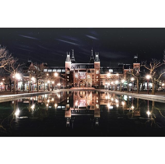 Rijksmuseum, Amsterdam Centre
⠀
The Rijksmuseum is a Dutch national museum dedicated to arts and history in Amsterdam. The museum is located at the Museum Square in the borough Amsterdam South, close to the Van Gogh Museum, the Stedelijk Museum Amste