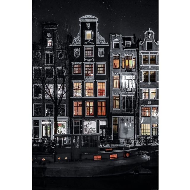 Prinsengracht, Amsterdam Centre
⠀
The Dutch taxing system of the 17th century taxed on the basis of width; the wider the area used beside the canal, the more one was taxed. This resulted in the fascinating architecture that can be seen along the Prin