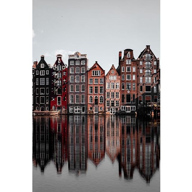 Damrak, Amsterdam Centre
⠀
The houses on the Warmoesstraat between the Nieuwebrugsteeg and the Oudebrugsteeg are still with the rear facade in the undamped part of the Damrak. At the Guldehandsteeg, which connects the water to the Warmoesstraat, this