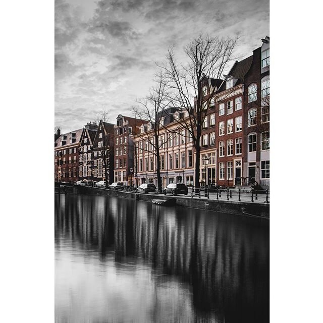 Oudezijds Voorburgwal, Amsterdam Centre
⠀
The OZ Voorburgwal was originally a creek that was later dug into a canal around the eastern part of the city, the old side. Before 1385 the Amstel divided the city of Amsterdam into two almost equal parts, t