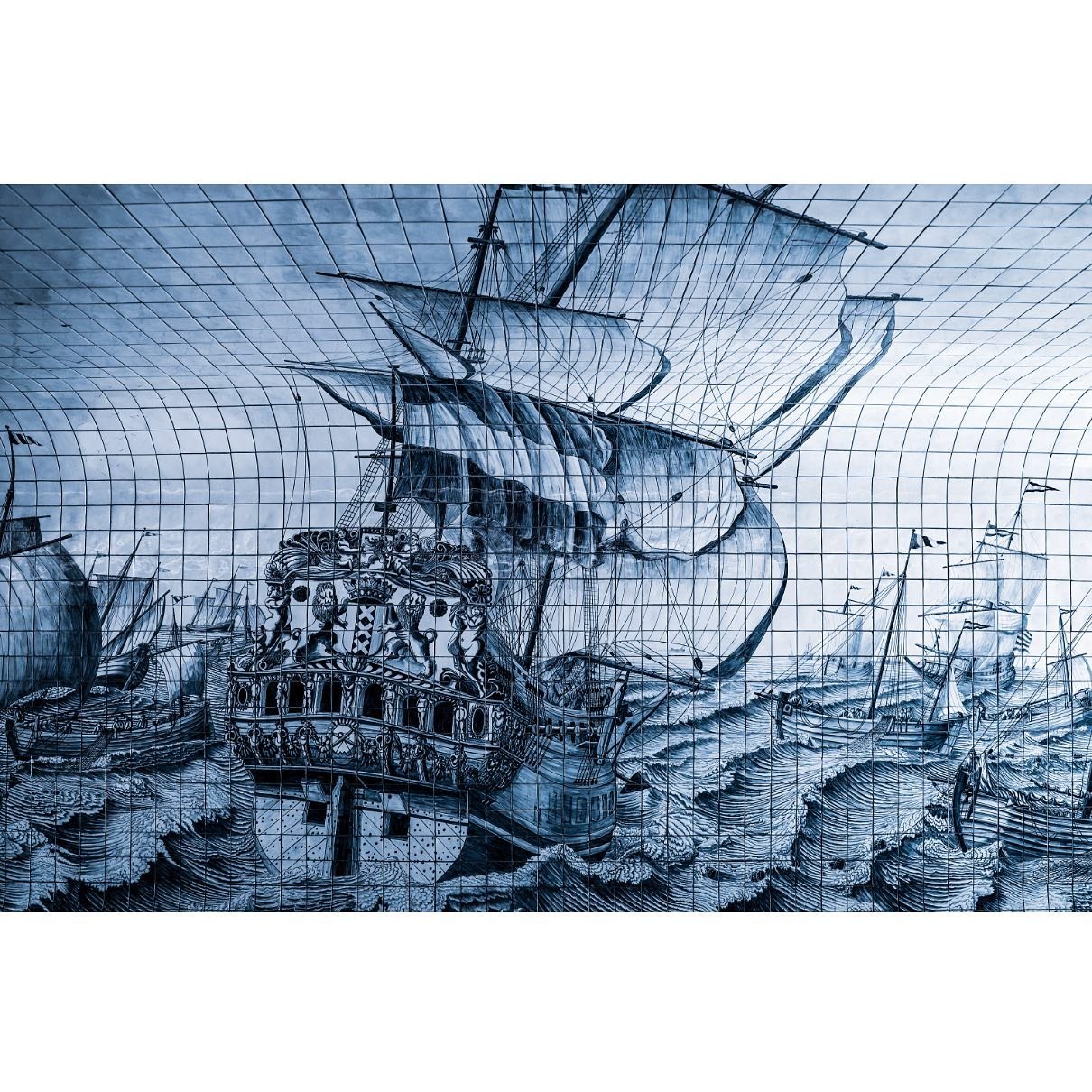 Cuyperspassage, Amsterdam
⠀
Seascape on the IJ (Dutch: Zeezicht aan het IJ) is an artwork by Irma Boom in Amsterdam-Center.
⠀
The artwork is located in the Cuyperspassage on the west side of Amsterdam Central Station and consists of a hundred and ten