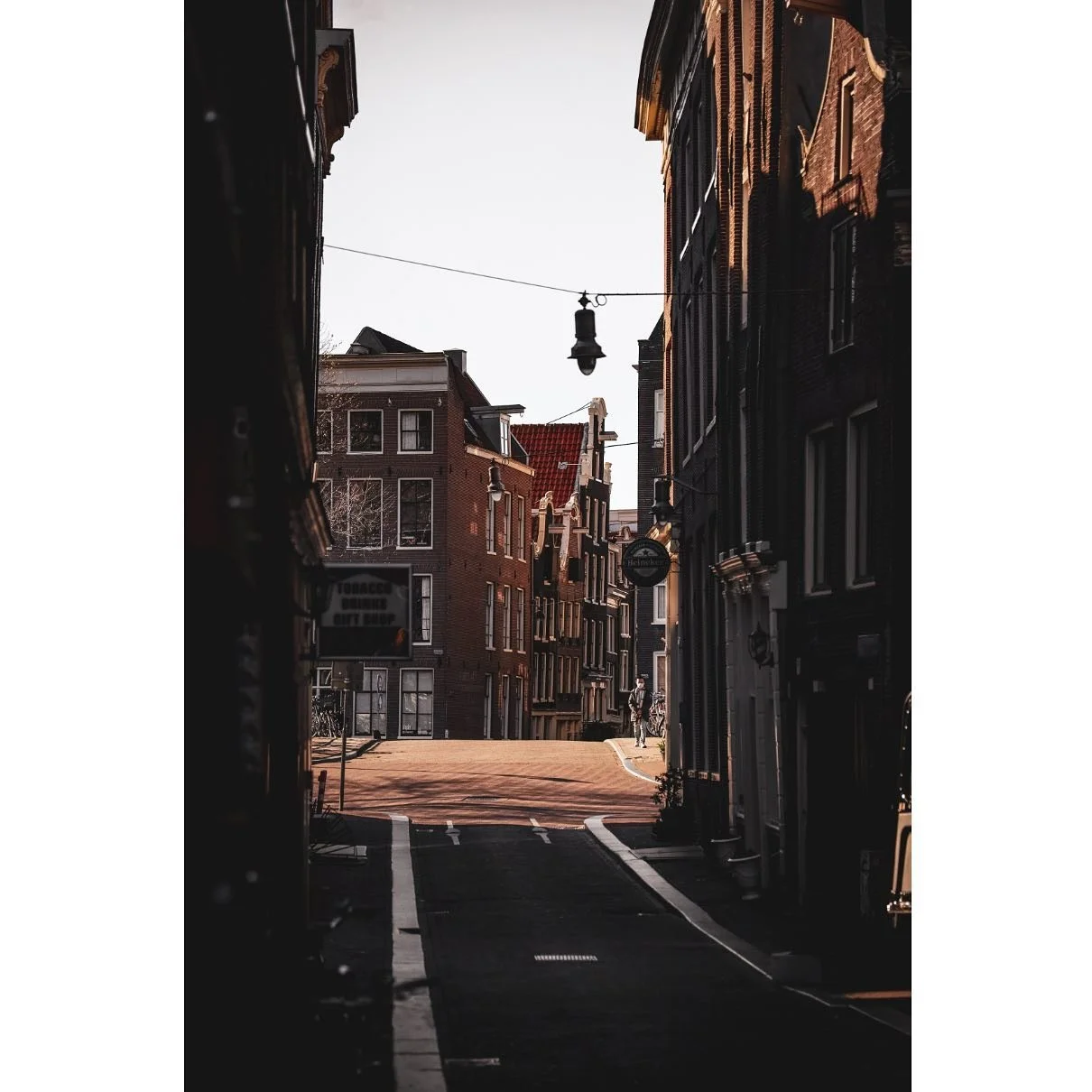 Korsjespoortsteeg, Amsterdam Centre
⠀
The Korsjespoortsteeg is a street in the center of Amsterdam, between Singel and Herengracht. The street is crossed by the Langestraat and is named after the Korsjesbrug over the Singel. The Multatuli Museum is l