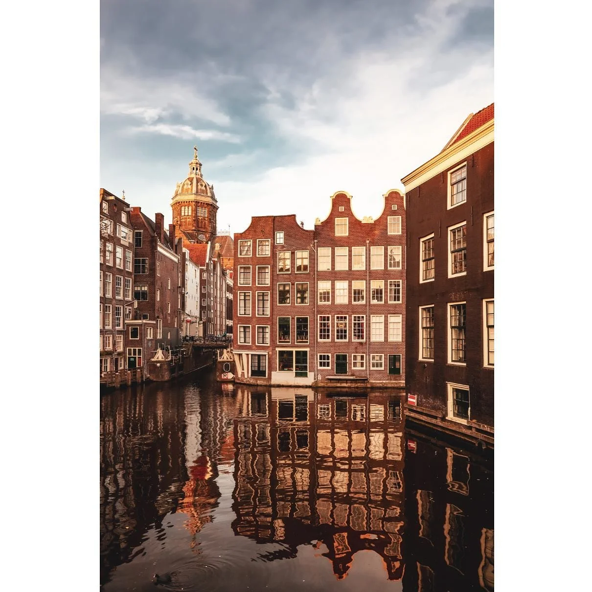 De Armburg, Amsterdam Centre
⠀
This picture I took looking north of the Armbrug.
⠀
The Armbrug (bridge 208) is a fixed bridge in Amsterdam-Centre. The bridge forms the connection between the Oudezijds Armsteeg and the Vredenburgersteeg. It spans the 