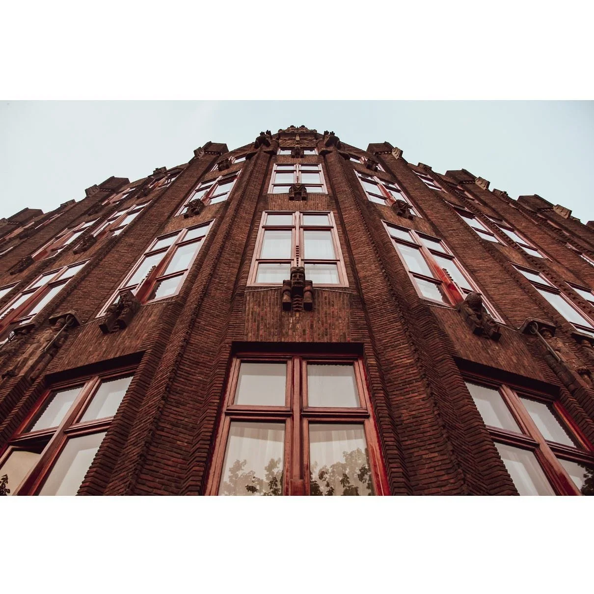 Scheepvaarthuis, Amsterdam Centre
⠀
The Shipping House (Scheepvaarthuis) is a building on the western tip of the Waalseiland near Amsterdam harbour that is one of the top 100 Dutch heritage sites and generally regarded as the first true example of th