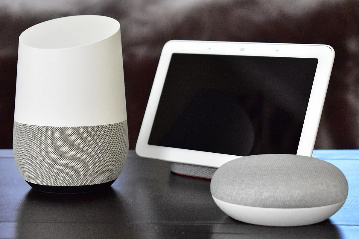1200px-Google_Home_with_Home_Hub_and_Home_Mini_on_table.jpg