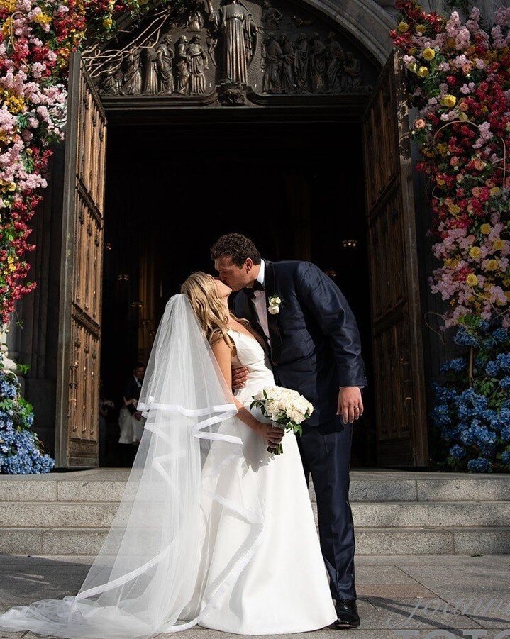 The perfect shot. #bigapplebride #bigapplebrideevents 

Photography: @the.totos
Florals: @cressflorals