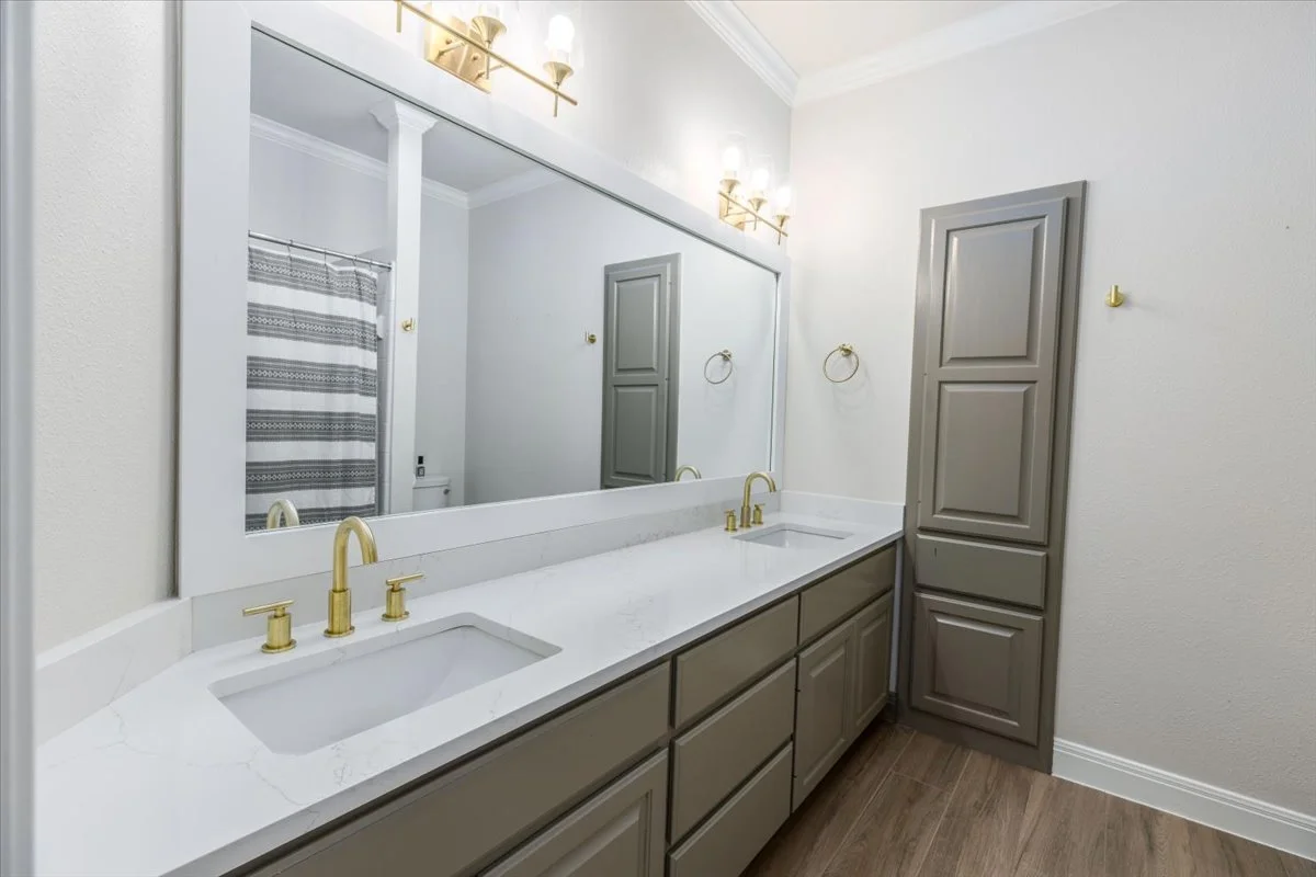 25-Bathroom.jpg