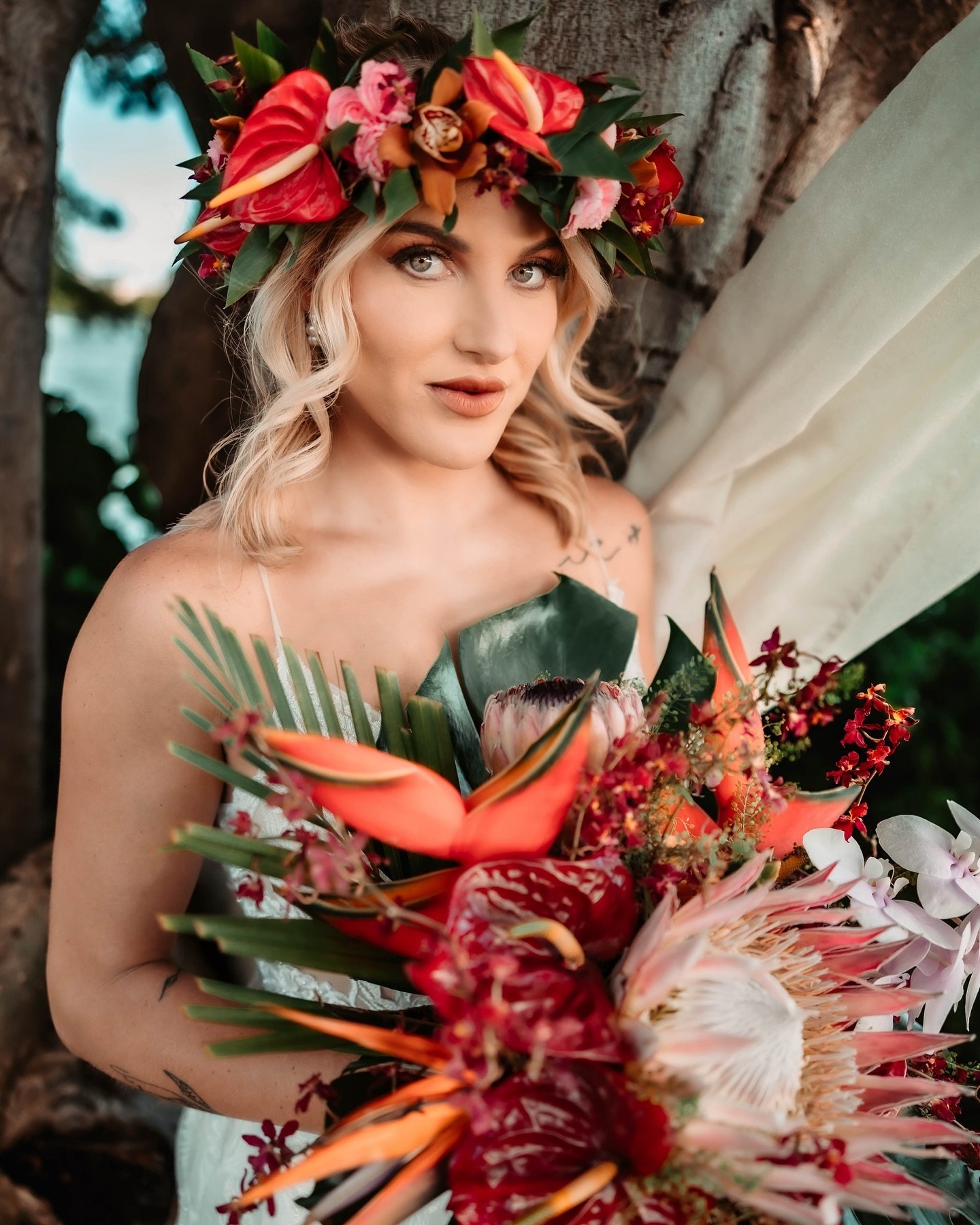 Dreaming of an intimate wedding with the magic of Hawaii as your backdrop? 🌴💍 Imagine saying your vows with the sound of waves, under a golden sunset, or amidst lush tropical forests. Hawaii offers endless themes and styles for your elopement, each
