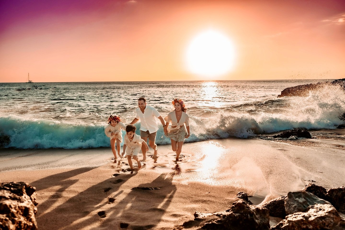 🏃&zwj;♂️🌊 Life moves fast, just like a family running from a wave! But those special moments deserve to be captured and cherished forever. Whether it&rsquo;s a spontaneous adventure or a carefully planned day, let&rsquo;s freeze those memories in t