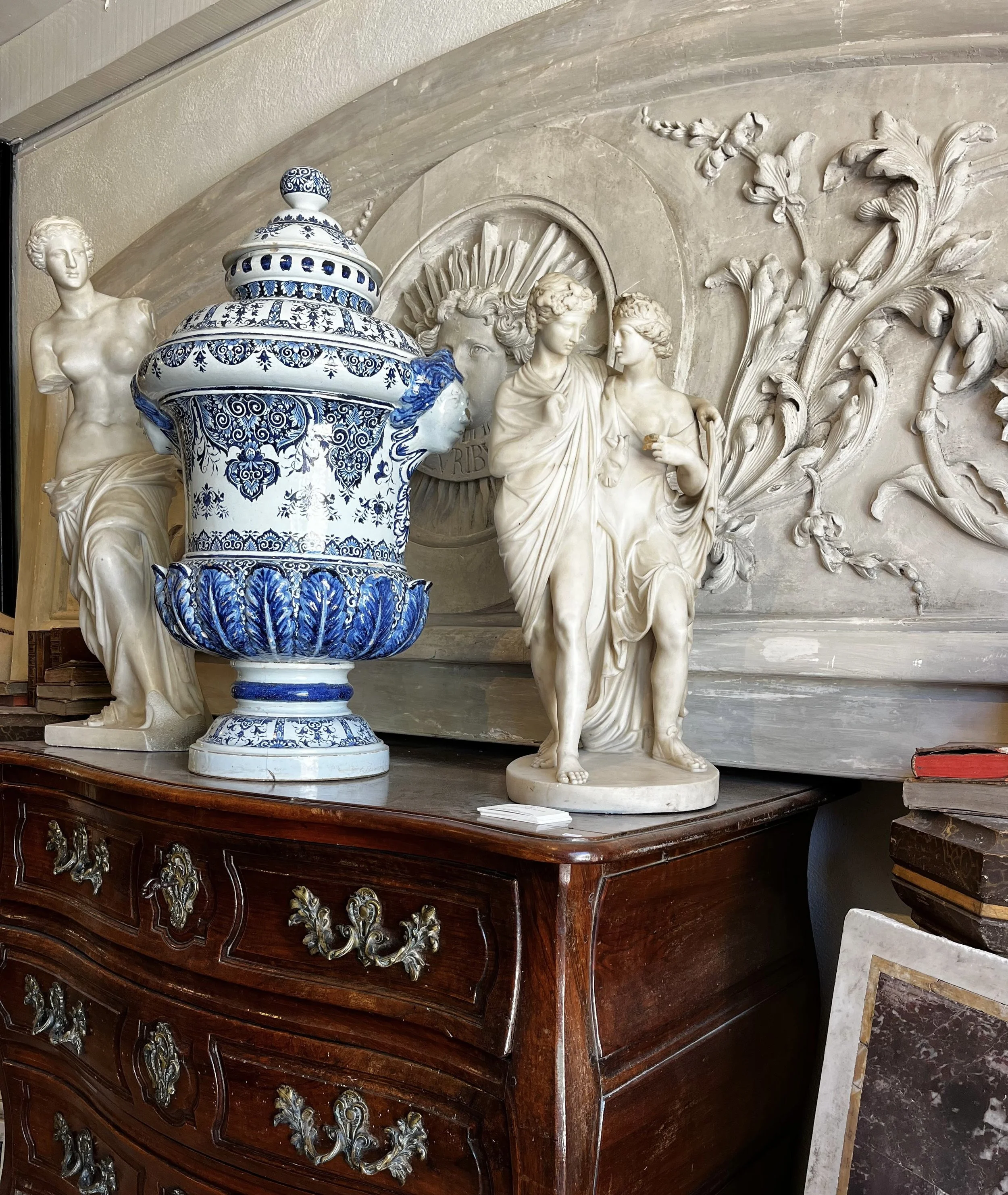 19th-century blue and white glazed earthenware water cistern with domed lid, sculpted female masks, floral motifs and cobalt blue acanthus leaves.