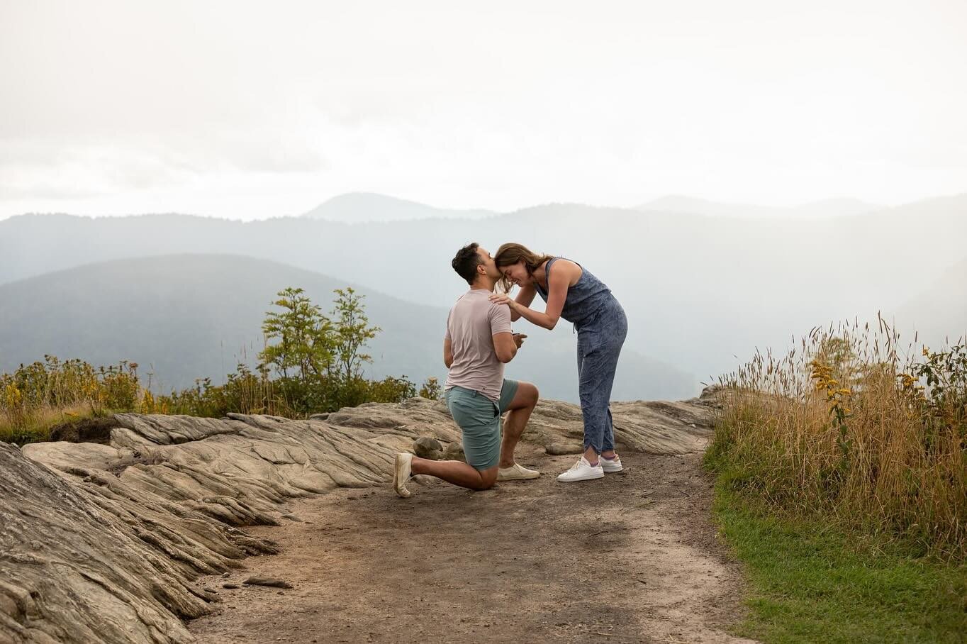 A&amp;M&rsquo;s proposal at Black Balsam Knob was pure magic. ✨ The fog rolled in just as he dropped to one knee and I wasn&rsquo;t sure the view was going to stay visible for us.

But it was perfect! ⛰️ The fog and dense clouds stayed just high enou