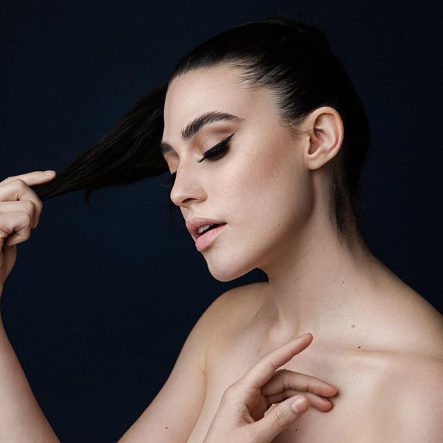 Who loves a good wing liner? 🙋🏻‍♀️🖤 To create this sharp wing, I used my favorite  @bobbibrown Long-Wear Gel Eyeliner in Black Ink. I love using a stiff angled brush to draw out my line. Don’t be afraid to use a tiny pointed q-tip and some Micella